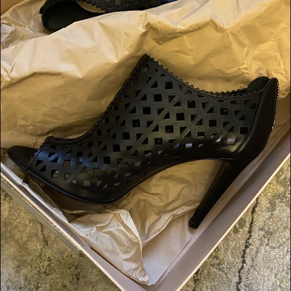 Prada Black Laser Cut Leather Peep Toe Booties Pumps Back Zip Size 39.5 - BNIB! - Picture 3 of 16